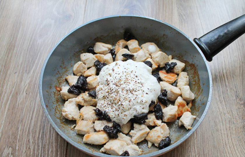 1. Этап. Куриное филе с черносливом: Все посолите, поперчите и перемешайте.