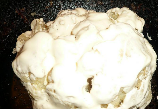 1. Этап. Цветная капуста, запеченная в духовке целиком: Смазываем капусту сметаной со всех сторон.