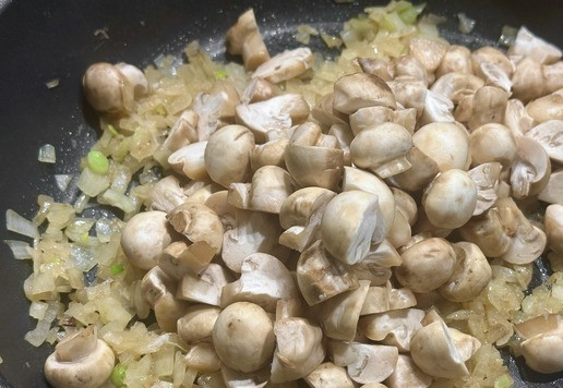 1. Этап. Солянка. Семужий бульон и прочее: Грибы. Идеально бы, конечно, микс из соленых боровичков и груздочков бы взять. Но! Где ж их взять то? Поэтому, граждане, не выеживайтесь и «слушайте «валенки»», что называется. Некрупные шампиньоны. Если крупный, то и порезать можно. Выложил в лук и перемешал деликатно – аккуратно.