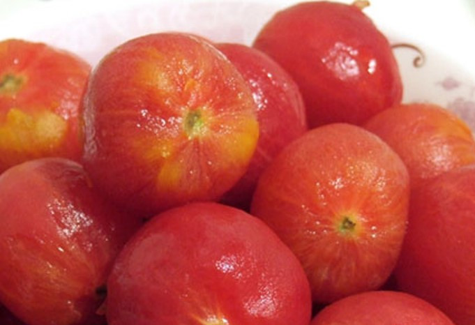 1. Этап. Заправка для борща из свеклы на зиму: Сначала подготовим овощи. Помидоры обдайте кипятком, затем окуните в холодную воду. Кожура будет легко сниматься. Снимите её и мелко порежьте помидоры. Свеклу и морковь потрите на крупной терке, лук и перец нарежьте кубиками. Из перца предварительно следует удалить семена. Зелень измельчите.