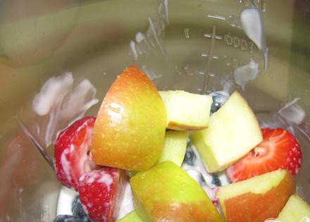 1. Этап. Коктейль Яблочный шейк: 3. В блендере смешать до мягкого пюре яблоки и бананы, чтобы коктейль получился мягким.