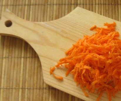 1. Этап. Паштет из чечевицы: 4. Тем временем очистить и натереть на терке морковь.