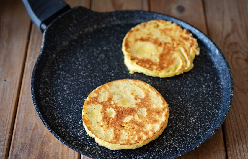 1. Этап. Кукурузные лепешки с творогом: Обжарьте лепешки с двух сторон до золотистого оттенка.