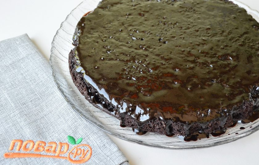 1. Этап. Аппетитный брауни: 10. Брауни принято поливать шоколадной глазурью или растопленным шоколадом. Я так и сделала, сварила глазурь по любимому рецепту (пару ложек молока, кусочек сливочного масла, сахар и какао).