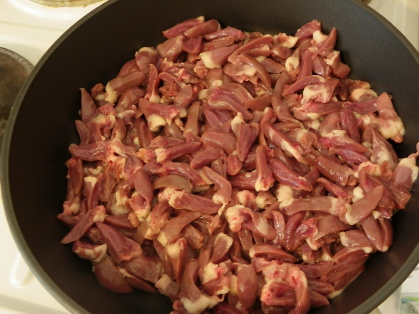 1. Этап. Жареные сердечки: 2. Сковороду разогреваю с растительным маслом и выкладываю очищенные сердечки, обжариваю их. Когда они дадут сок, накрываю крышкой сковороду и готовлю еще 15 минут.