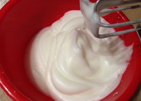 1. Этап. Ангельский капкейк: 2. Взбиваем до пышной пены, но не до устойчивых пиков, как на безе, а до мягких: кончики должны загибаться.