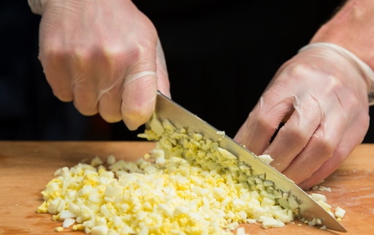 1. Этап. Рыба по-польски с яйцом: 4. Готовые яйца нарежьте мелкими кубиками.