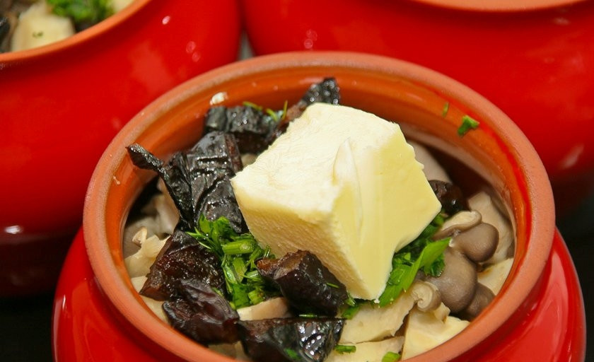 1. Этап. Говядина с черносливом и грибами: Теперь возьмите горшочки. На дно уложите зажарку, затем — грибы, чернослив, зелень, сливочное масло и соевый соус.