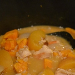 1. Этап. Пюре из курицы для ребенка: Далее батат (можно заменить обычным картофелем) и персик нарезаем кубиками или дольками. Промываем рис и добавляем в кастрюлю вместе с овощами. Добавьте бульон. Бульон должен слегка закрывать все ингредиенты. Варим все вместе до готовности овощей. Примерно 45 мин.