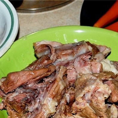 1. Этап. Суп из телячьего хвоста: Остужаем. Хвост достаем, отделяем мясо от костей (это будет несложно после стольких часов варки). Бульон процеживаем, овощи выбрасываем. Ставим бульон в холодильник, сверху образуется шапка из жира - ее удаляем.