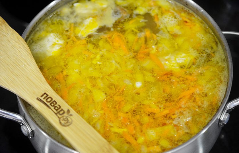 1. Этап. Кислые щи с перловкой: 10. Добавьте зажарку в суп.