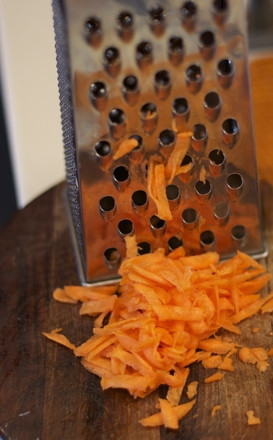 1. Этап. Фасолевый суп: Морковь на крупной терке.