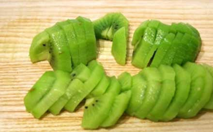 1. Этап. Мясо в рукаве в духовке: Киви почистить и порезать на дольки.