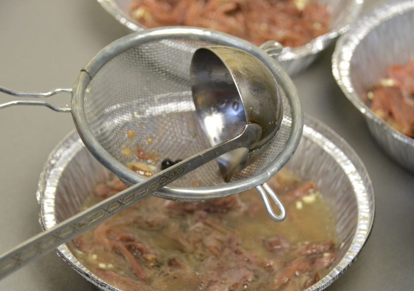 1. Этап. Холодец из говяжьих лыток: Процедите бульон прямо в формочки или тарелки, поставьте в прохладное место для застывания.