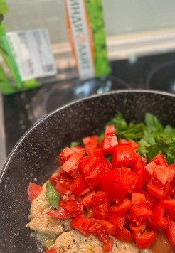 1. Этап. Шницель в сливочном соусе: К мясу добавить измельченные шпинат и томаты. Огонь уменьшить до среднего. Продолжать обжаривать