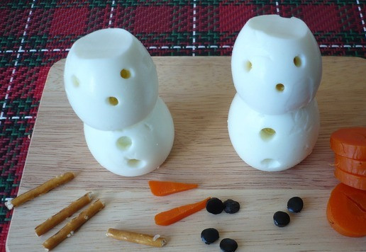 1. Этап. Салат-закуска Зимняя сказка: С помощью трубочки для сока в двух яйцах сделайте выемки для 