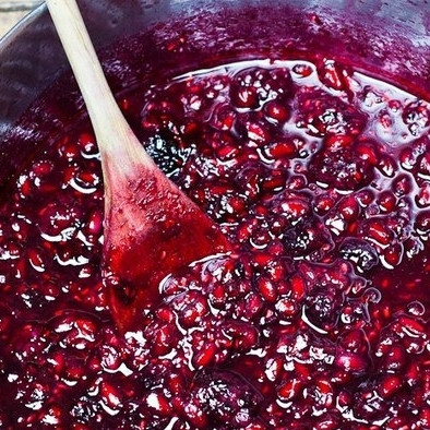 1. Этап. Чизкейк с ежевикой, малиной и гранатом: Ставим на средний огонь и готовим около 15 минут, пока ягодная смесь не загустеет.