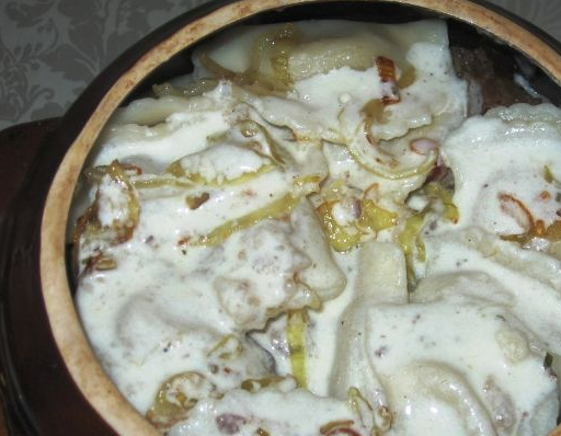 1. Этап. Вареники с картошкой в горшочках: 5. Перекладываем вареники с небольшим количеством жидкости в горшочки, по верху выкладываем смесь со сковородки. Заливаем сверху сметаной. Тушим 20 минут под крышкой в духовке, разогретой до 180 градусов.