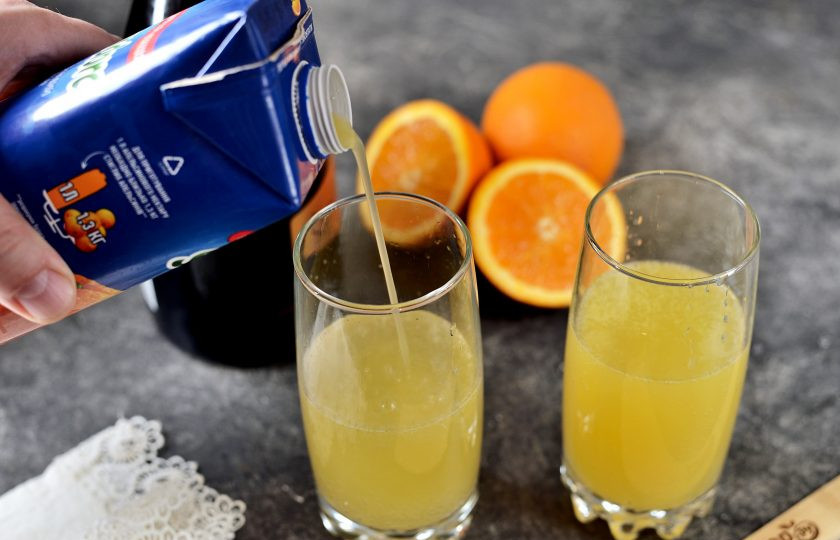 1. Этап. Коктейль «Апельсины в шампанском»: Далее добавьте апельсиновый сок. Сок не забудьте взболтать перед приготовлением коктейля.