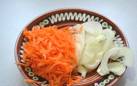 1. Этап. Куриная печень в апельсиновом соусе: 5. Параллельно измельчите овощи.