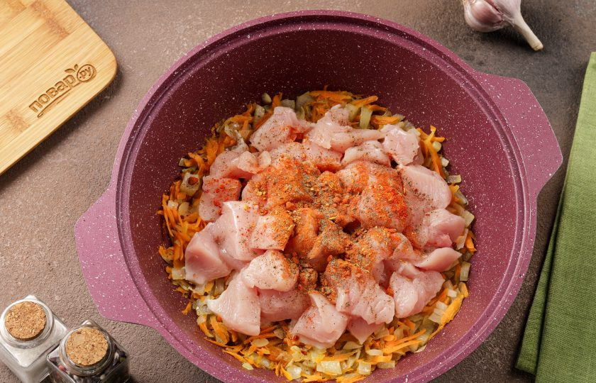 1. Этап. Курица с картофелем и морковью: Добавьте специи по вкусу. У меня паприка и готовая смесь для курицы.