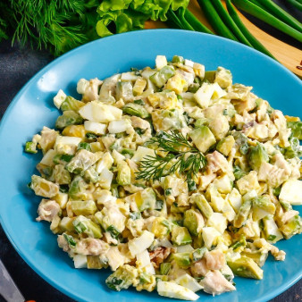 Салат из авокадо с курицей