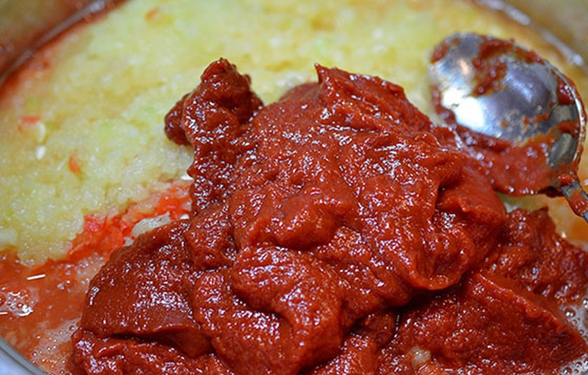 1. Этап. Икра кабачковая (самая несложная): 3. Добавьте томатную пасту, сахар, соль, масло и варите на медленном огне полтора часа.