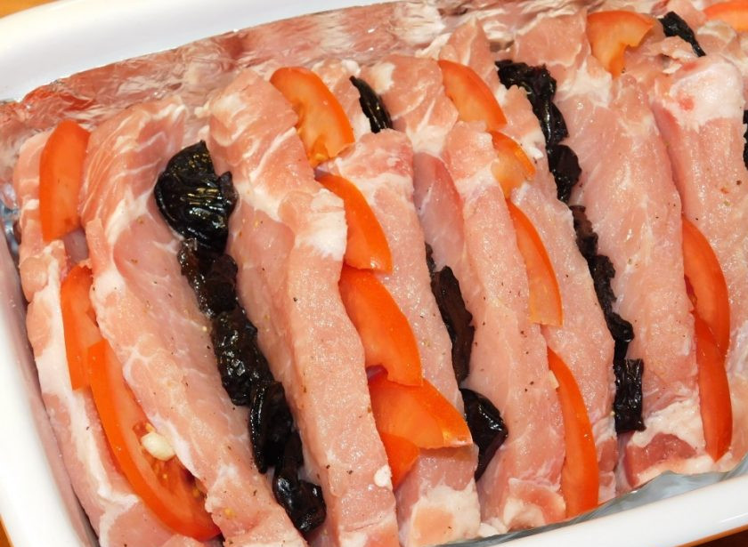 1. Этап. Фаршированная свинина из духовки: Затем в пропущенные прорези выложите чернослив и грецкие орехи.