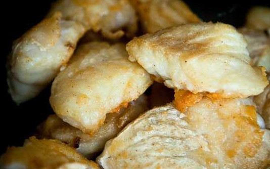 1. Этап. Рыба с овощами под маринадом: 4. Готовую рыбу снимите с огня и выложите на бумажное полотенце, чтобы убрать излишки масла.