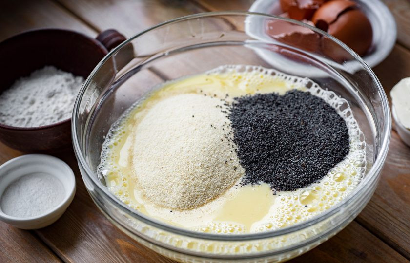 1. Этап. Манник с маком на молоке в духовке: Добавьте манку и мак.