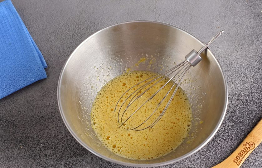 1. Этап. Кекс из амарантовой муки: Яйца взбейте с солью и сахаром.