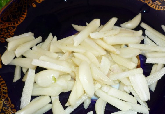 1. Этап. Фаршированные помидоры на зиму: Свежую зелень промываем, чеснок нарезаем брусочками.