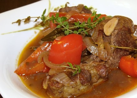 1. Этап. Баранина с болгарским перцем: Нежная, ароматная баранина с болгарским перцем готова. Выкладываем на тарелку, украшаем веточкой зелени. Приятного аппетита!