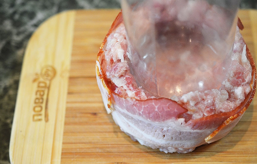 1. Этап. Мини-запеканка Сумка балканского пастуха: 6. Вокруг оберните эту мясную чашечку беконом.