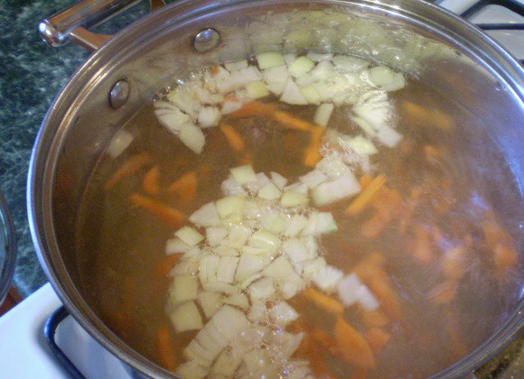 1. Этап. Простой и быстрый суп: 4. В кипящую соленую воду кладем овощи.