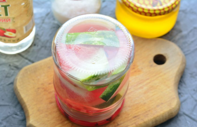 1. Этап. Арбузы маринованные с медом: Банку переверните вверх дном, чтобы проверить на герметичность. Затем арбузы укутайте одеялом и дайте полностью остыть.