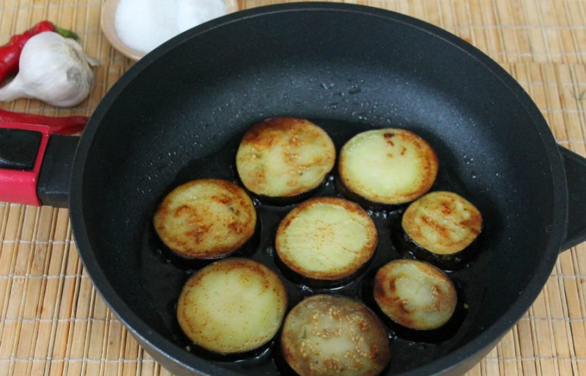 1. Этап. Баклажаны по-херсонски: Баклажаны обжариваем на подсолнечном масле до легкой корочки.