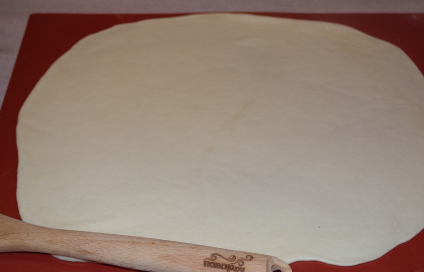 1. Этап. Супер-пицца: Смешать воду с оливковым маслом, муку смешать с сахаром, солью, дрожжами. Соединить воду и муку и замесить тугое тесто. Полчаса подержать его в тепле. Разделить на 2 части и раскатать в круг.