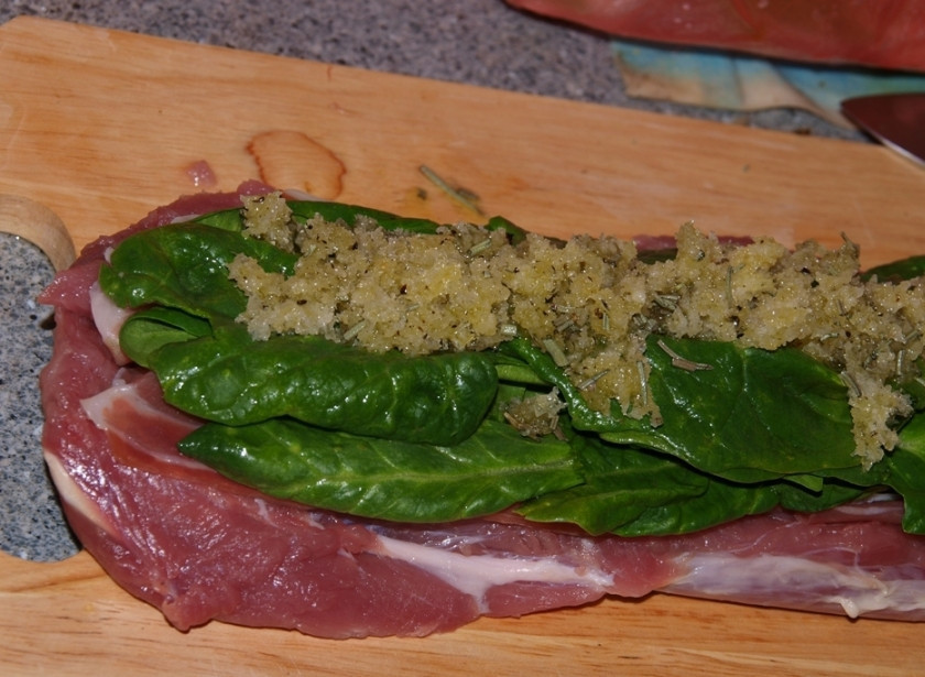 1. Этап. Свиная вырезка с розмарином: 4. На вырезку выкладываем шпинат и промазываем все полученным чесночным маринадом.