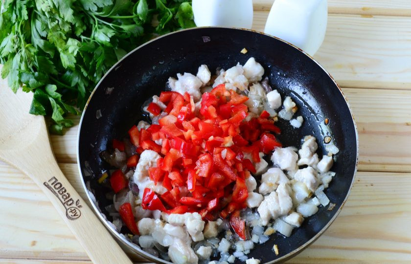 1. Этап. Кабачки, фаршированные куриной грудкой: Сладкий перец очистите от семян и ополосните. Порежьте перец некрупным кубиком и также отправьте в сковороду, все перемешайте и готовьте на медленном огне 15-20 минут до мягкости всех овощей и готовности курицы.