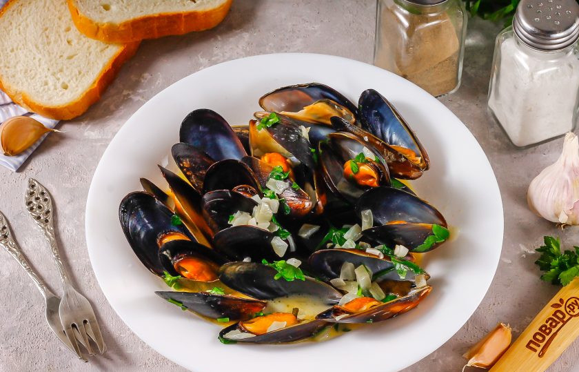 1. Этап. Мидии по-итальянски: Выложите горячие мидии на тарелку, по желанию присыпьте натертым сыром.