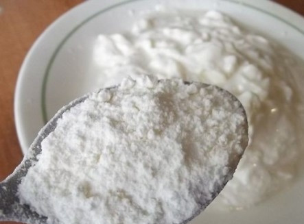 1. Этап. Классический грибной суп: Дальше мы займемся заправкой. Для этого сметану смешаем с мукой до однородной массы, а когда картофель с грибами будут готовы, добавим ее в суп. Обязательно помешиваем суп, когда добавляем заправку.