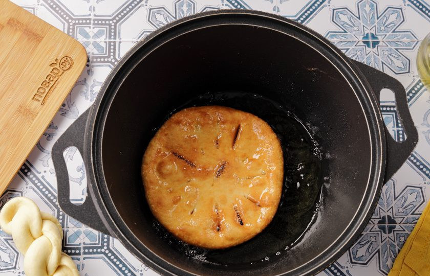 1. Этап. Калмыцкие борцоки: Разогрейте масло в толстостенной посуде (казан, вог, утятница). Обжарьте борцоки с двух сторон.