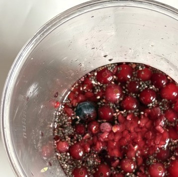 1. Этап. Смузи фруктовый Каркаде: Смешать чай с ягодами, имбирём и семенами чиа, если у вас кислая ягода, добавить кленовый сироп.