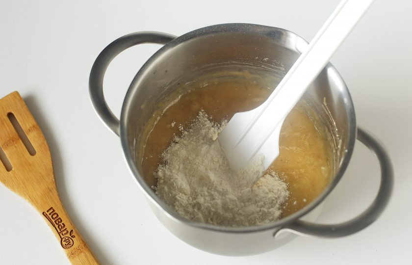 1. Этап. Пряники в мантоварке: Затем, частями, введите оставшуюся муку.