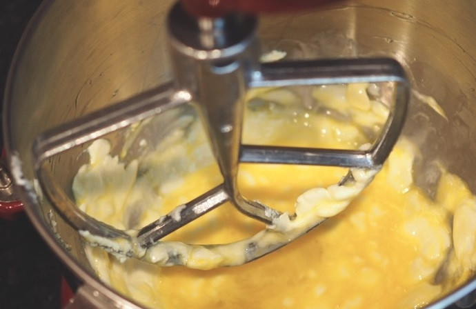 1. Этап. Лимонный пирог с глазурью: 3. Взбейте маскарпоне миксером, затем введите по одному куриные яйца, перемешивая после каждого.