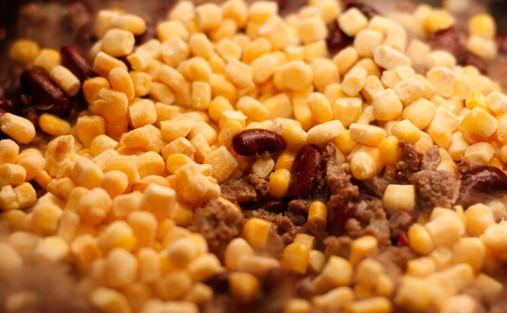 1. Этап. Кесадилья с фаршем: 4. Консервированную фасоль выложите на сковородку к фаршу, перемешайте и добавьте замороженную кукурузу. Еще раз перемешайте и готовьте в течение 3-х минут.