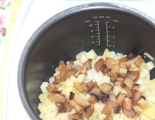 1. Этап. Пирог с картошкой и грибами: В чашу мультиварки налейте растительное масло, поставьте ее в режим жарки. Обжарьте на масле лук с грибами, пока не испарится жидкость, затем выложите картофель и обжаривайте до полуготовности. Присолите по вкусу.