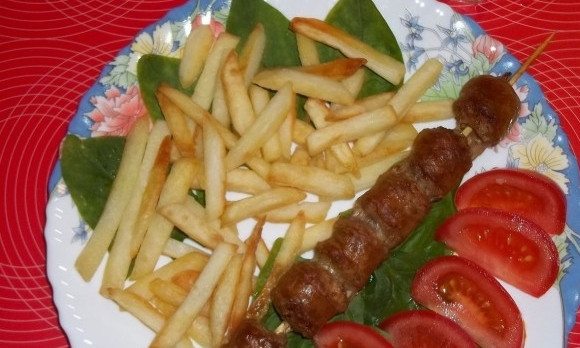 1. Этап. Купаты с картошкой в духовке: 4. Жирок с купат будет выливаться на картошку, не дав ей пригореть и сделав особенно вкусной. Когда колбаски станут румяными - достаем и подаем все вместе. Готово!