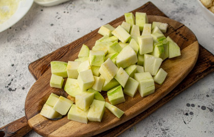 1. Этап. Запеканка из кабачков, брокколи и цветной капусты: Кабачок очистите от кожуры, если необходимо, то удалите семечки. Мякоть нарежьте средним кубиком.